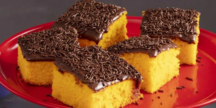 Bolo de cenoura com cobertura de chocolate