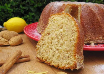Bolo de limão e canela