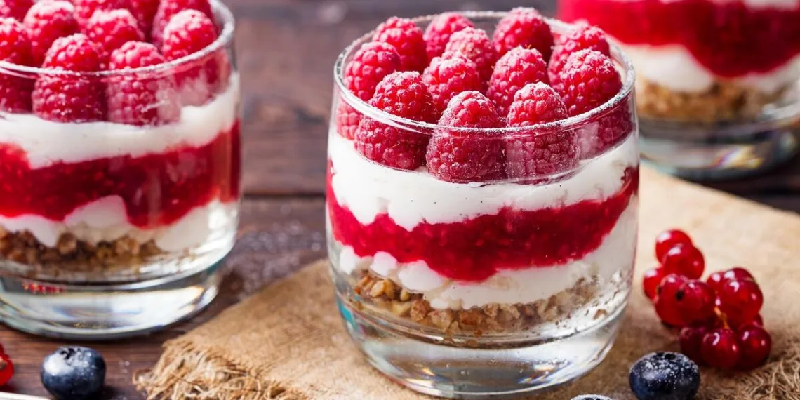 Cheesecake de frutos vermelhos no copo