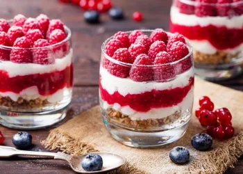 Cheesecake de frutos vermelhos no copo