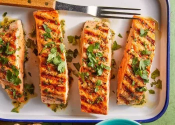 Salmão com laranja e coentros