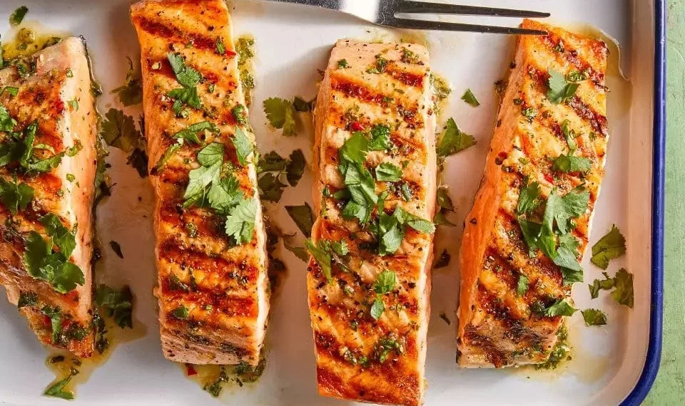 Salmão com laranja e coentros