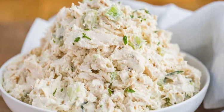 Salada fria de frango com maionese