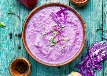 Sopa de couve roxa cremosa