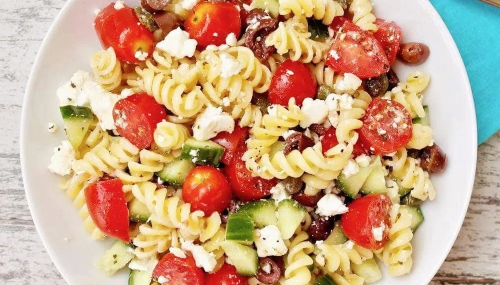 Salada fria grega com massa