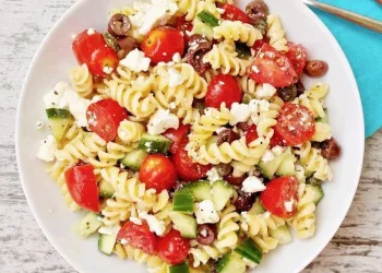 Salada fria grega com massa