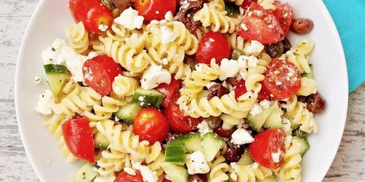 Salada fria grega com massa