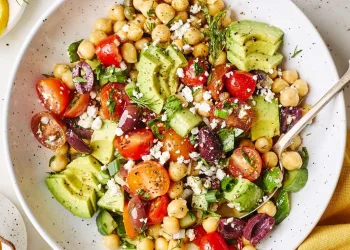 Salada fria de grão de bico com abacate