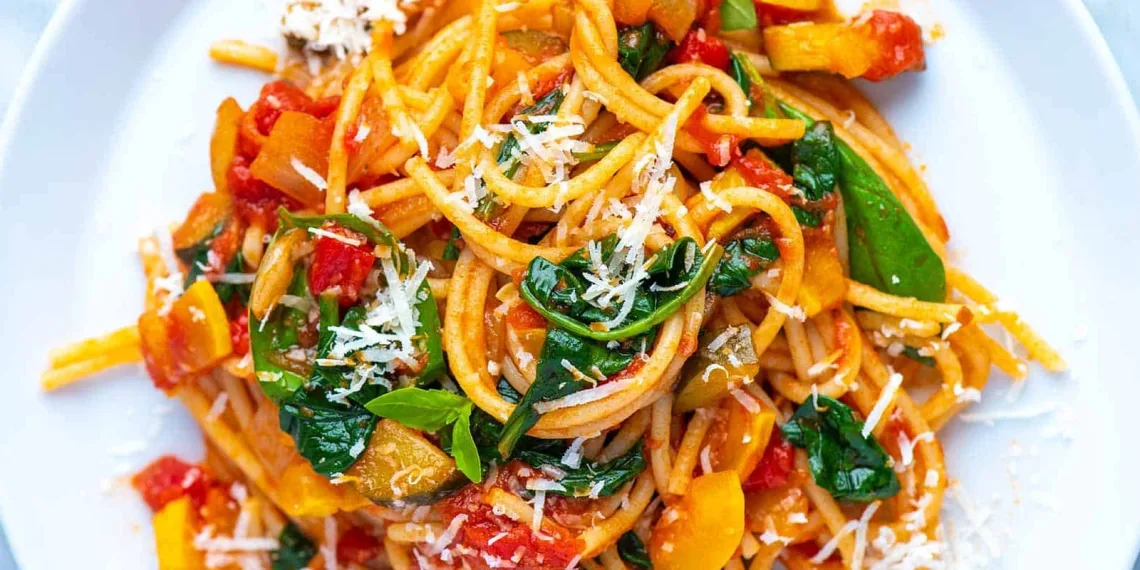 Esparguete com legumes salteados