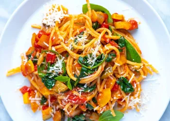 Esparguete com legumes salteados