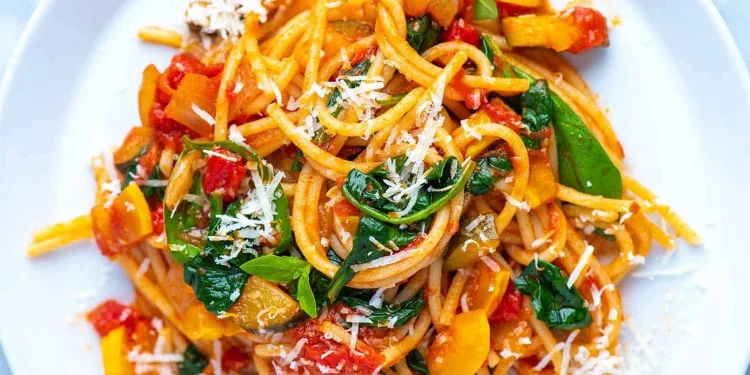 Esparguete com legumes salteados