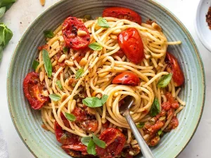 Esparguete salteado com tomate