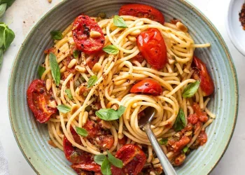 Esparguete salteado com tomate