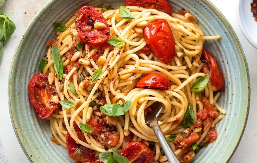 Esparguete salteado com tomate