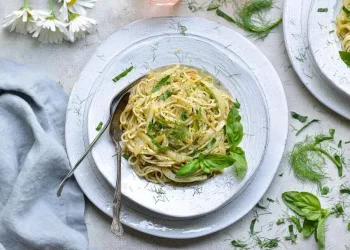 Esparguete salteado com orégãos