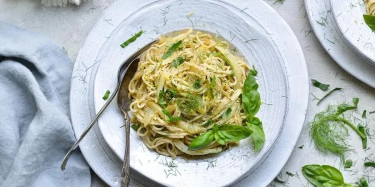 Esparguete salteado com orégãos