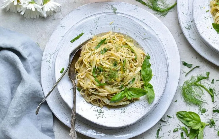 Esparguete salteado com orégãos