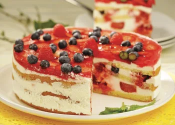 Bolo de bolacha cremoso com frutos vermelhos