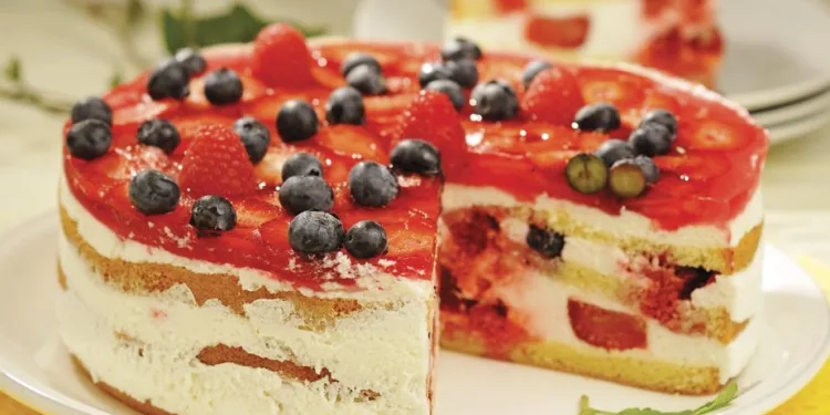 Bolo de bolacha cremoso com frutos vermelhos