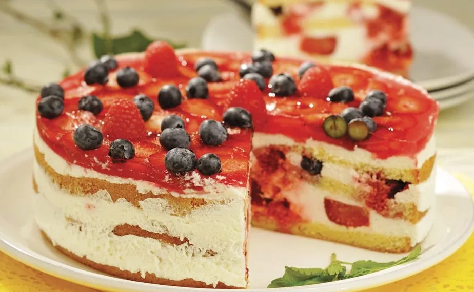 Bolo de bolacha cremoso com frutos vermelhos