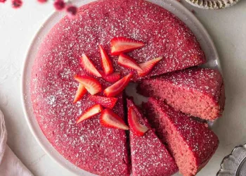 Bolo de morango húmido e fofinho