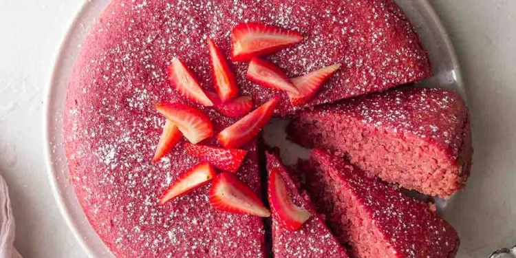 Bolo de morango húmido e fofinho