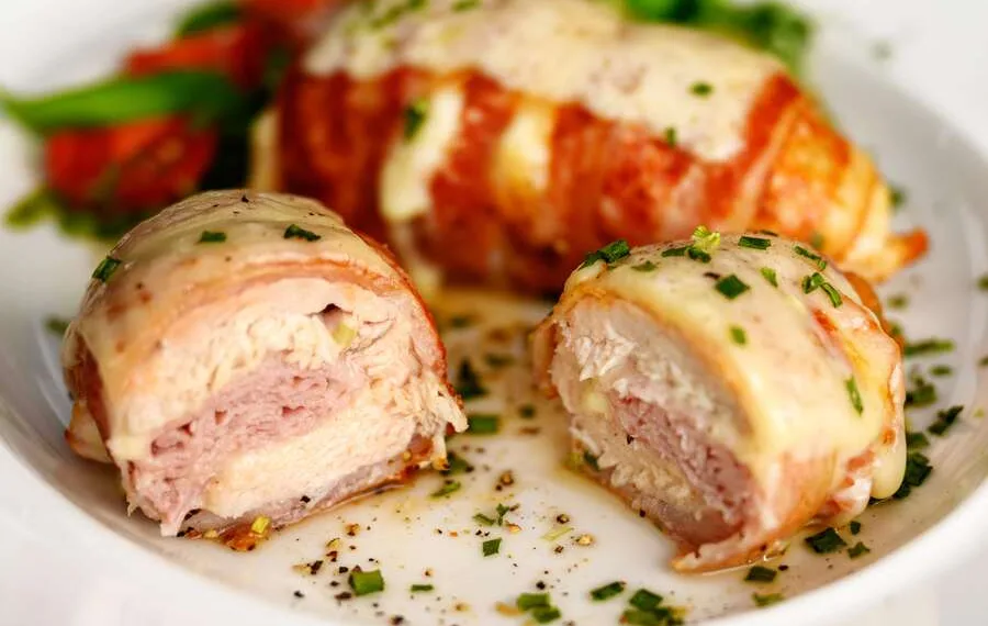 Peito de frango recheado com presunto