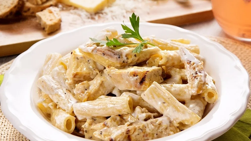 Massa com peito de frango