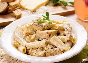 Massa com peito de frango