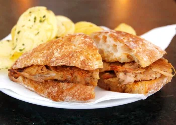 Prego no pão com presunto