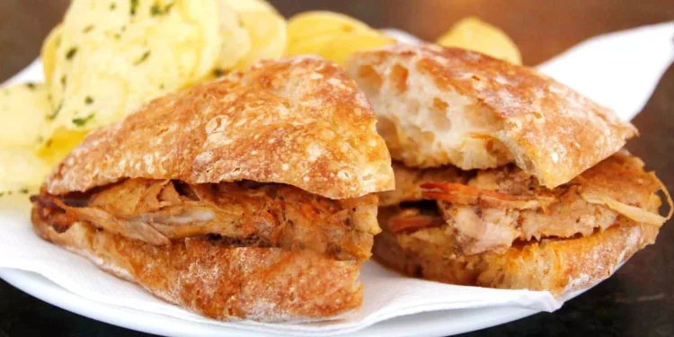 Prego no pão com presunto