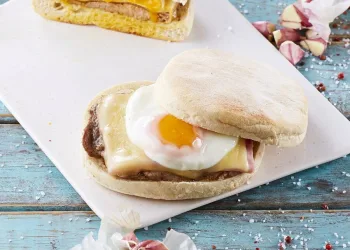 Prego no pão com ovo