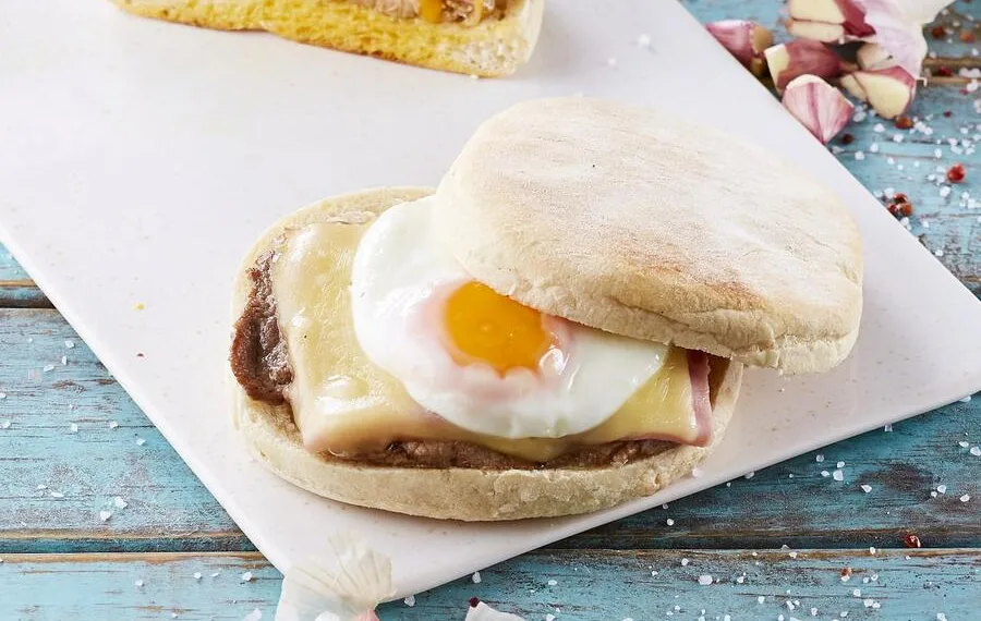 Prego no pão com ovo