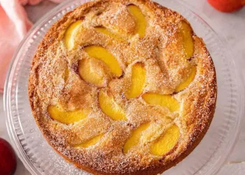 Bolo de pêssego húmido e fofinho