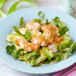 Salada de camarão com abacate