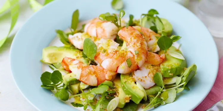 Salada de camarão com abacate