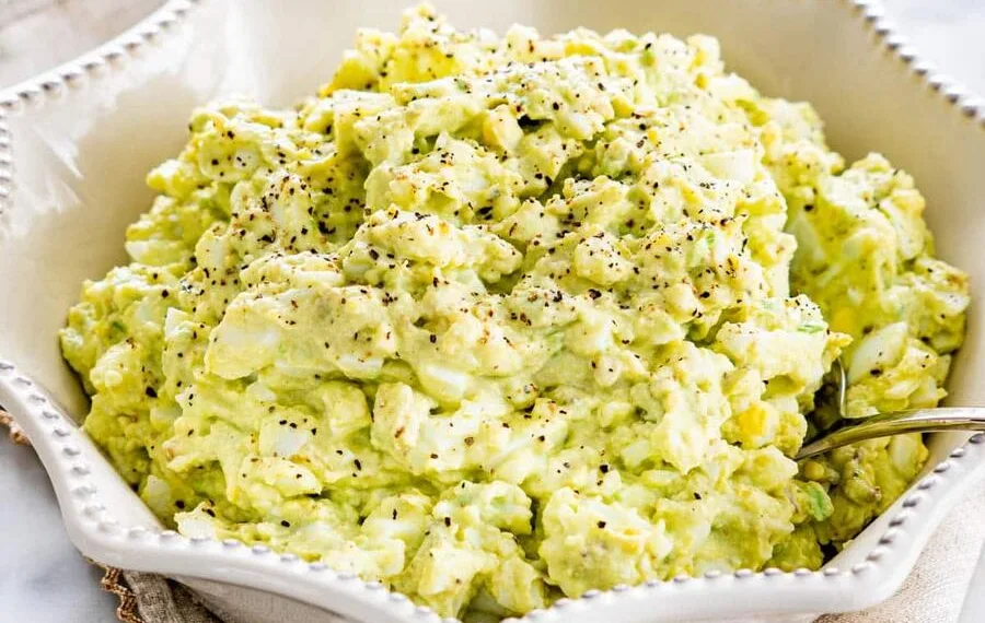 Salada de abacate e ovo