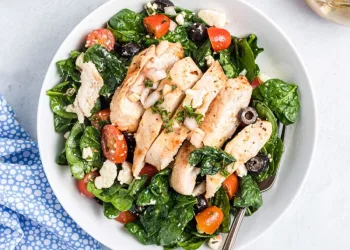 Salada de frango com espinafres