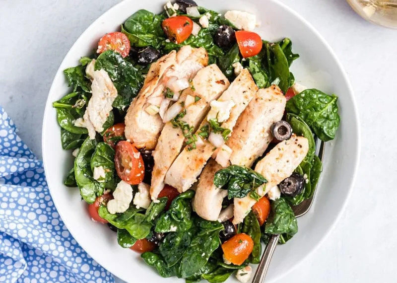 Salada de frango com espinafres