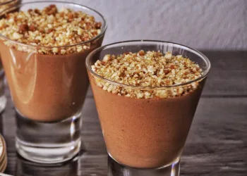 Mousse de chocolate cremosa com nozes