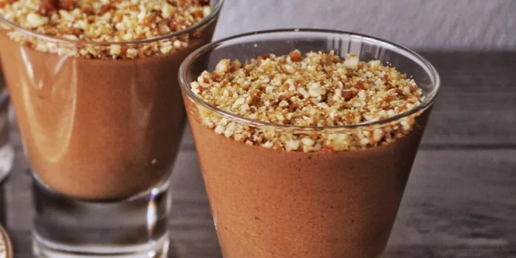Mousse de chocolate cremosa com nozes