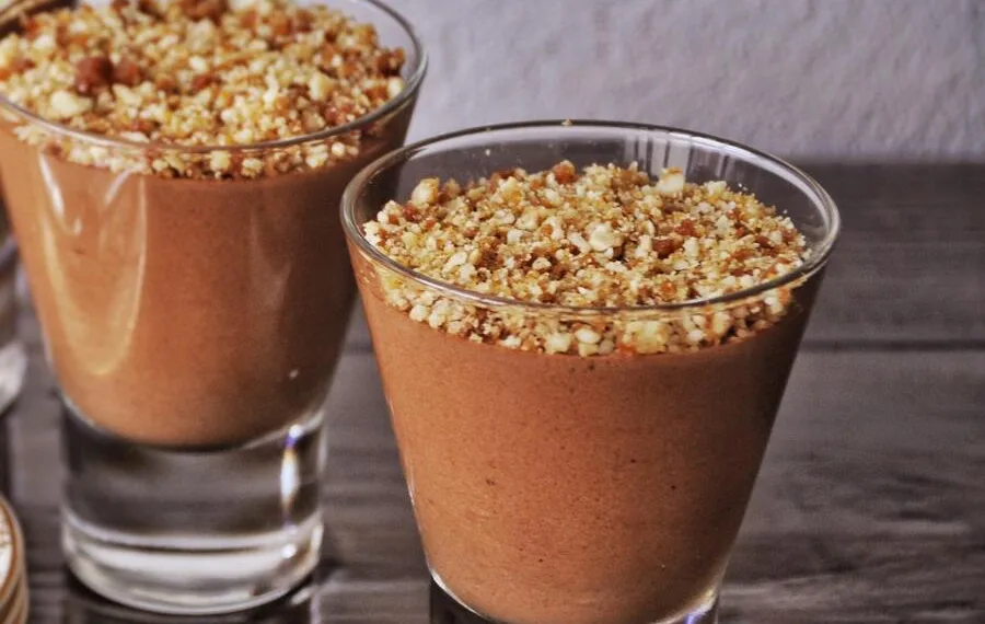 Mousse de chocolate cremosa com nozes