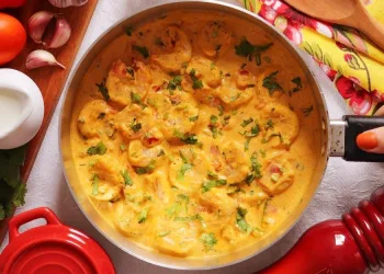 Camarão cremoso na frigideira