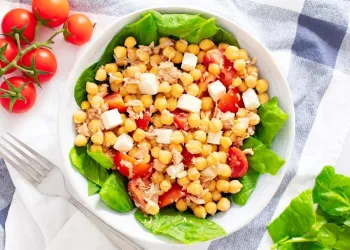 Salada de grão de bico com atum