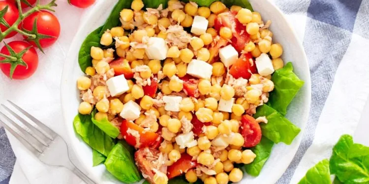 Salada de grão de bico com atum