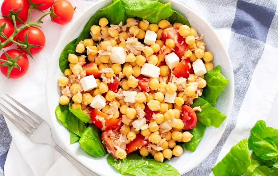 Salada de grão de bico com atum