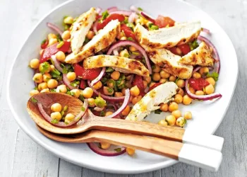 Salada de grão de bico com frango