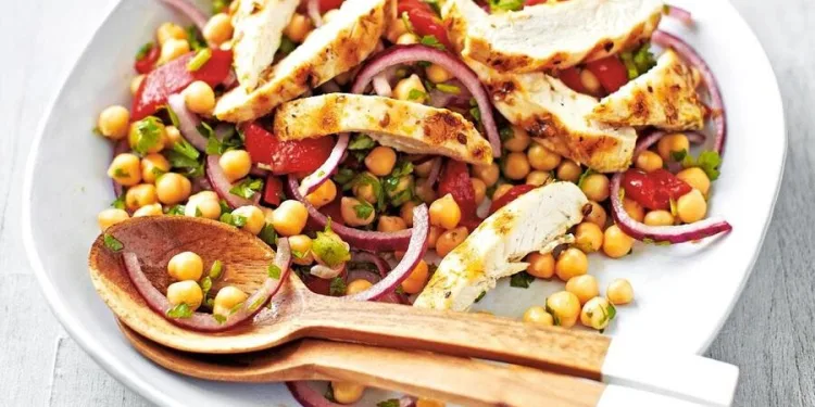 Salada de grão de bico com frango