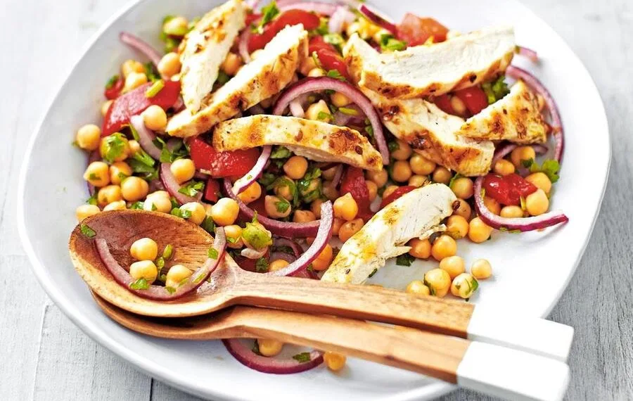 Salada de grão de bico com frango