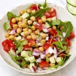 Salada de grão de bico com tomate e pepino